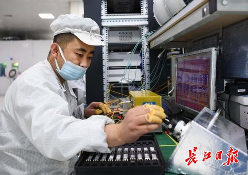 武漢“五個(gè)中心”建設(shè)開局沖刺 5G車間滿負(fù)荷運(yùn)轉(zhuǎn)，科研團(tuán)隊(duì)攻堅(jiān)通信技術(shù)研發(fā)